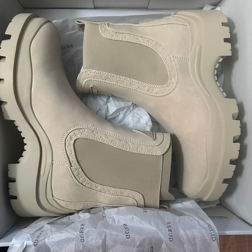 Guess Los Angeles Branded Box